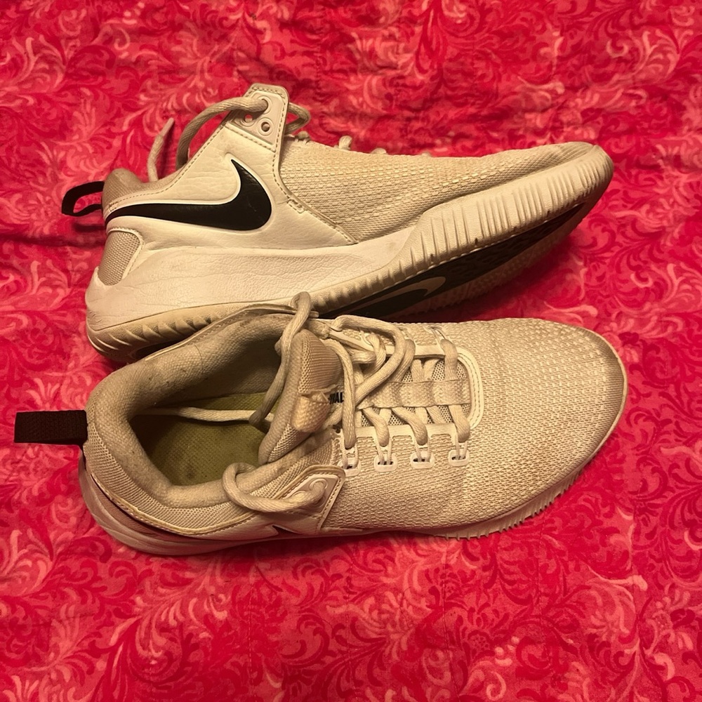 nike tennis shoes